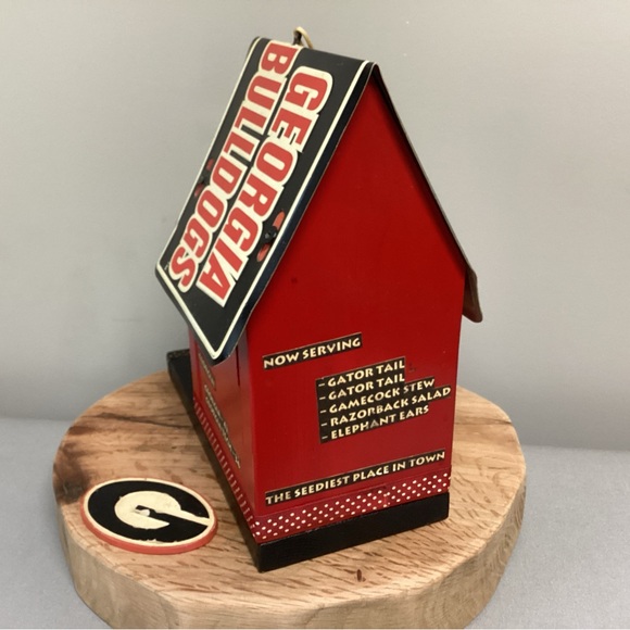 🔴 Georgia Bulldogs College Football Birdhouse / Wood Crafted with Metal Tag Roof - Picture 6 of 12